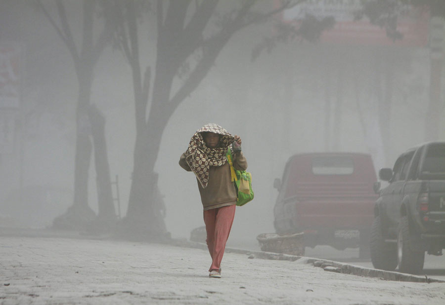 В Индонезии из-за извержения вулкана эвакуированы около 4 тысяч человек (3)