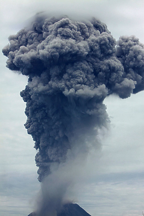 В Индонезии из-за извержения вулкана эвакуированы около 4 тысяч человек