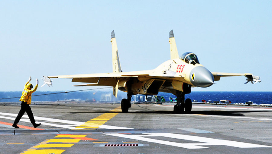 Китайский истребитель «J-15» впервые совершил взлет и посадку с максимальным грузом и множеством боевых снарядов (2)