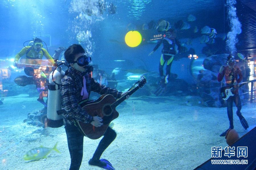 В городе Тяньцзине прошел музыкальный концерт «на дне моря»