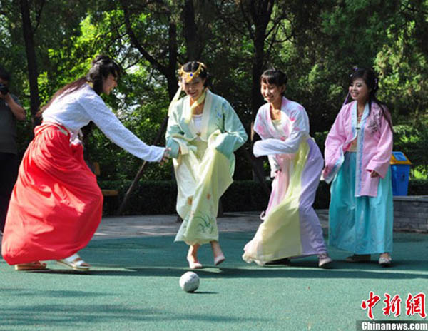 14 сентября молодежь города Баодин провинции Хэбэй собралась в городском парке. Молодые люди, нарядившись в костюмы «ханьфу», традиционным образом встретили праздник Середины осени.  