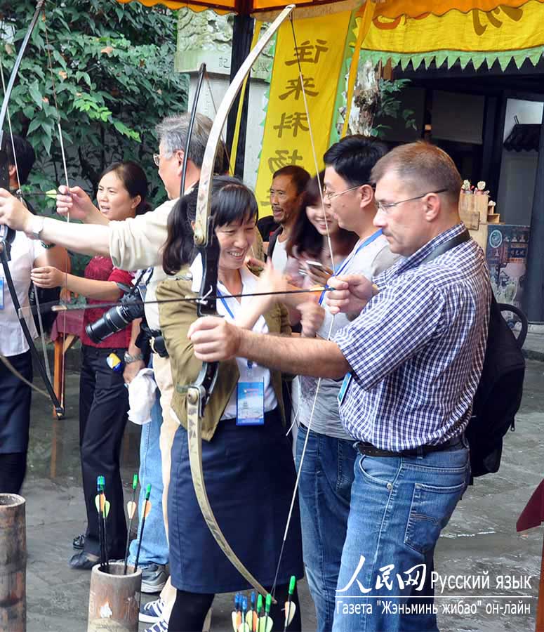 Российские журналисты сами опробовали китайский древний лук и стрелы