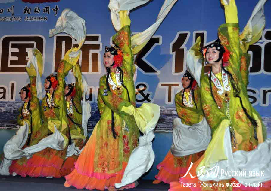Официально стартовал Сычуаньский международный фестиваль туризма и культуры 2013 года: номер со «сменой масок» поразил зарубежных гостей