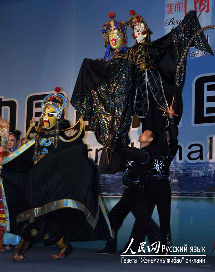 Официально стартовал Сычуаньский международный фестиваль туризма и культуры 2013 года: номер со «сменой масок» поразил зарубежных гостей (8)