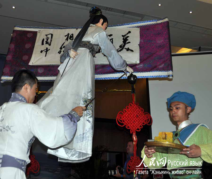 Официально стартовал Сычуаньский международный фестиваль туризма и культуры 2013 года: номер со «сменой масок» поразил зарубежных гостей (6)