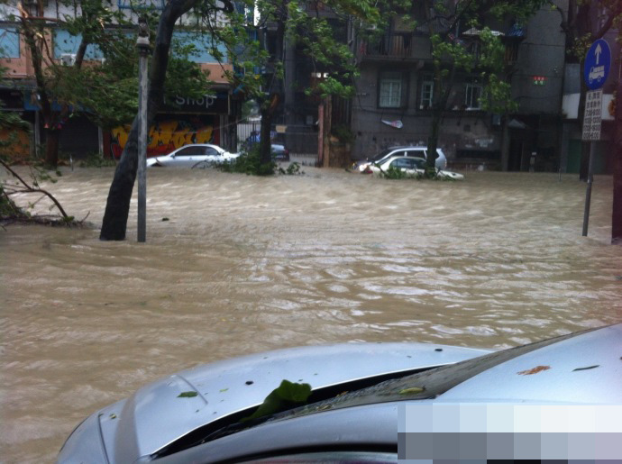 В результате сильного тайфуна "Усаги" в провинции Гуандун есть жертвы и пострадавшие (12)