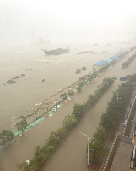 В результате сильного тайфуна "Усаги" в провинции Гуандун есть жертвы и пострадавшие (11)