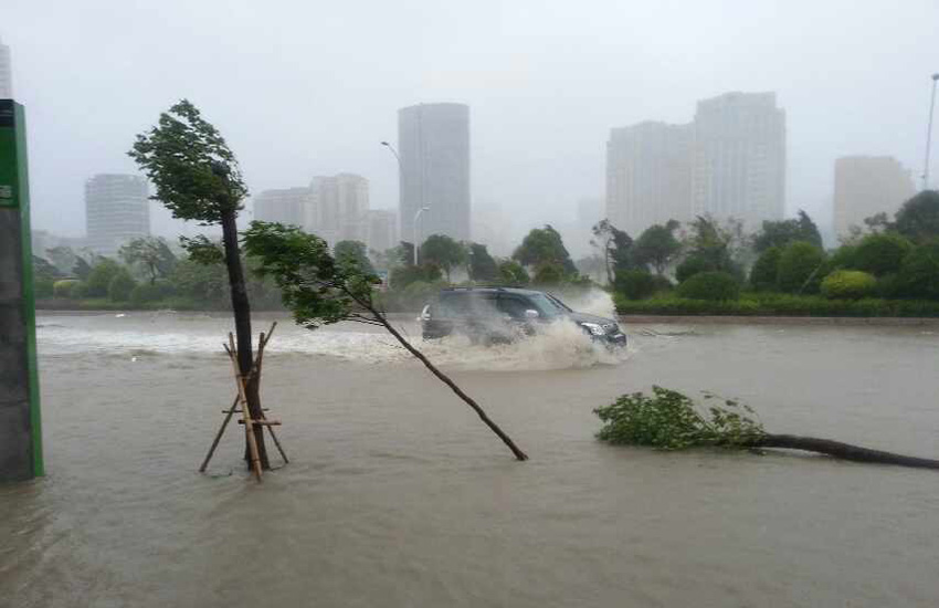 В результате сильного тайфуна "Усаги" в провинции Гуандун есть жертвы и пострадавшие