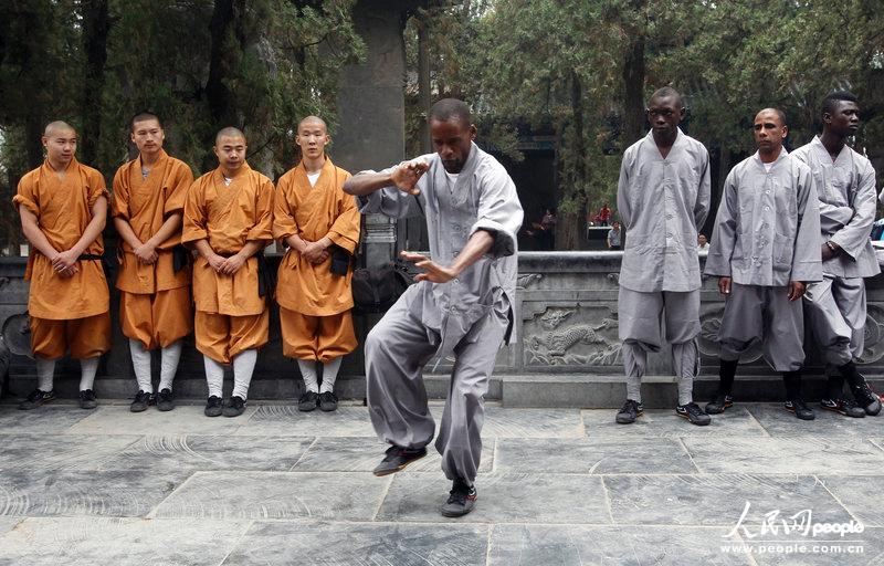 20 африканских "учеников" приехали в китайский монастырь "Шаолинь" на тренировки (6)