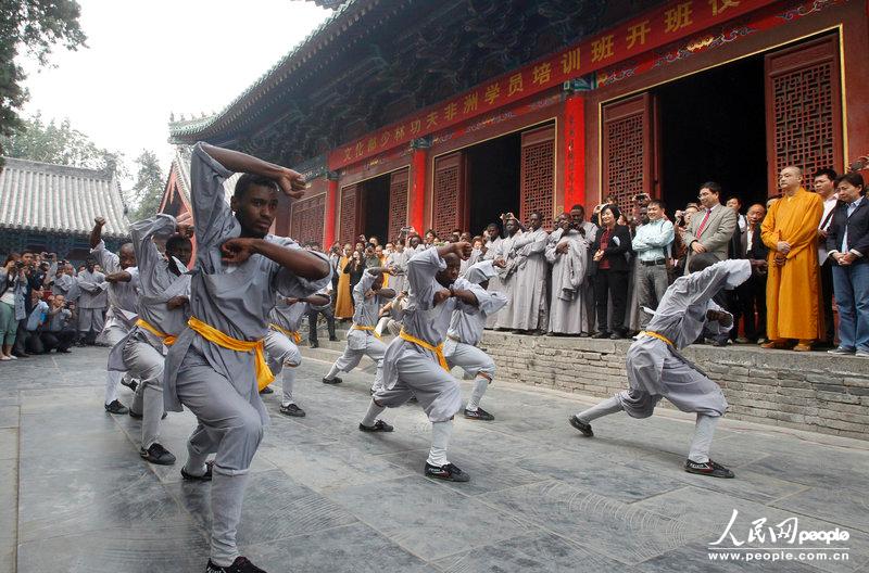 20 африканских "учеников" приехали в китайский монастырь "Шаолинь" на тренировки (2)