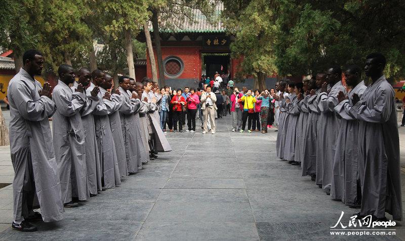 20 африканских "учеников" приехали в китайский монастырь "Шаолинь" на тренировки