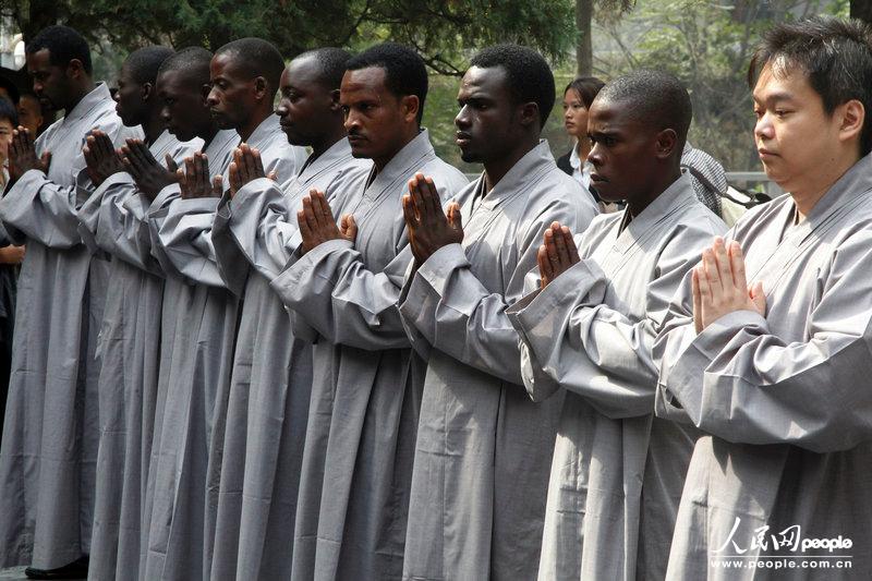 20 африканских "учеников" приехали в китайский монастырь "Шаолинь" на тренировки (3)