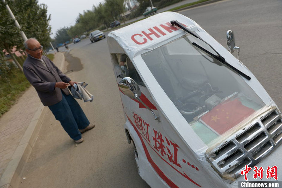80-летний старик намеревается путешествовать по всему Китаю на самостоятельно разработанном электрическом мини-автомобиле (4)