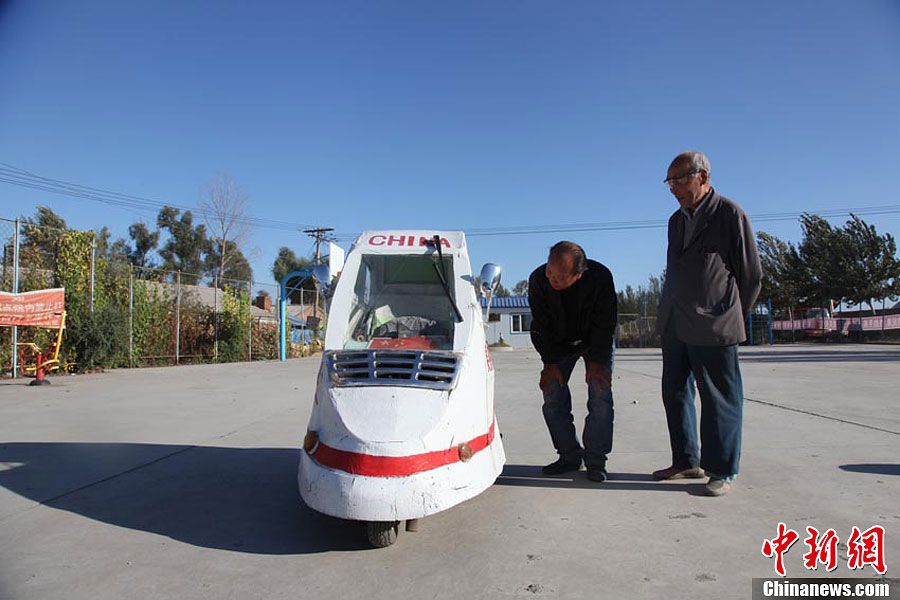 80-летний старик намеревается путешествовать по всему Китаю на самостоятельно разработанном электрическом мини-автомобиле (5)