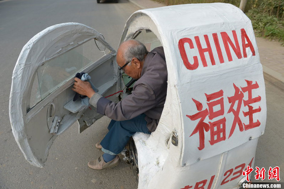 80-летний старик намеревается путешествовать по всему Китаю на самостоятельно разработанном электрическом мини-автомобиле (3)