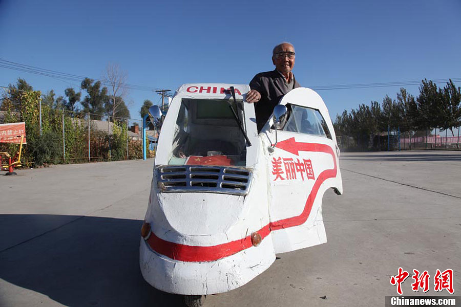 80-летний старик намеревается путешествовать по всему Китаю на самостоятельно разработанном электрическом мини-автомобиле