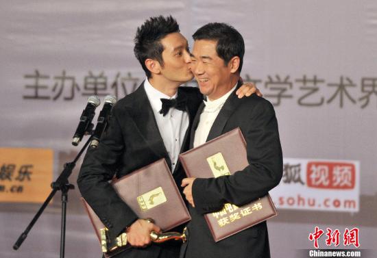 Хуан Сяомин и Чжан Голи получили премии в категории «Лучший актер» за роли в фильмах «Американские мечты в Китае» и «1942» соответственно