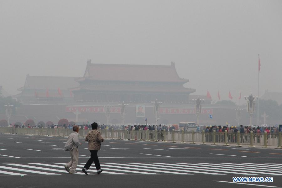 Пекин вновь окутан туманом и смогом (2)