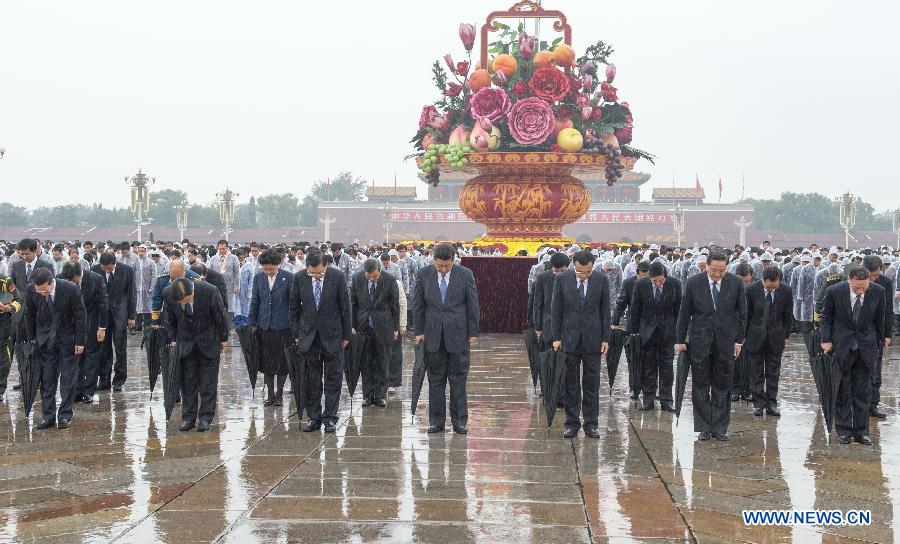 По случаю 64-й годовщины образования КНР руководители Китая возложили цветы к Памятнику павшим народным героям (2)