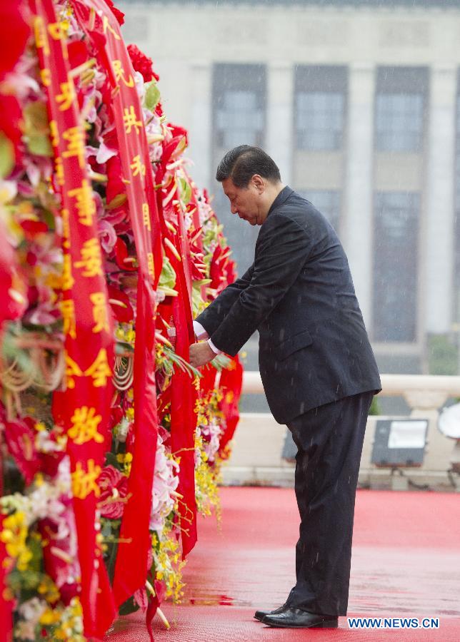 По случаю 64-й годовщины образования КНР руководители Китая возложили цветы к Памятнику павшим народным героям (3)