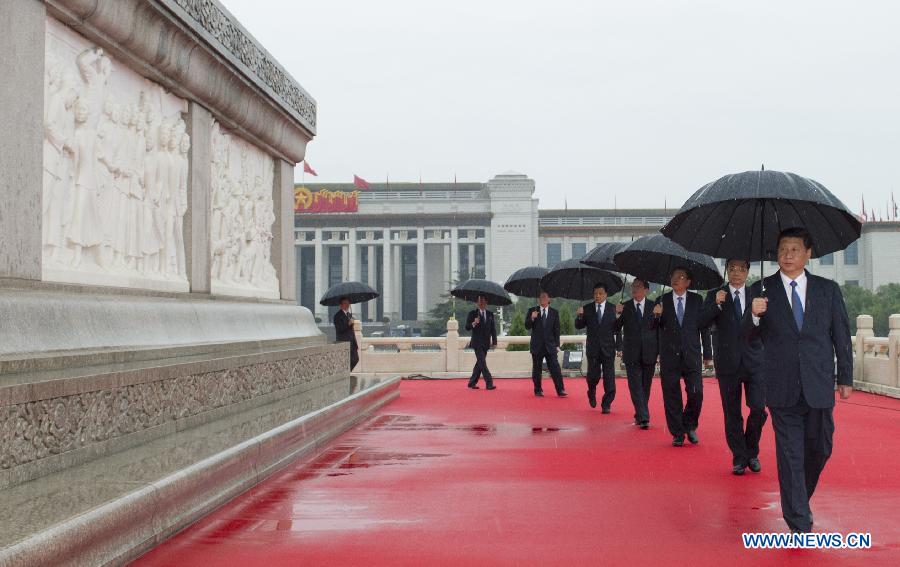 По случаю 64-й годовщины образования КНР руководители Китая возложили цветы к Памятнику павшим народным героям (4)