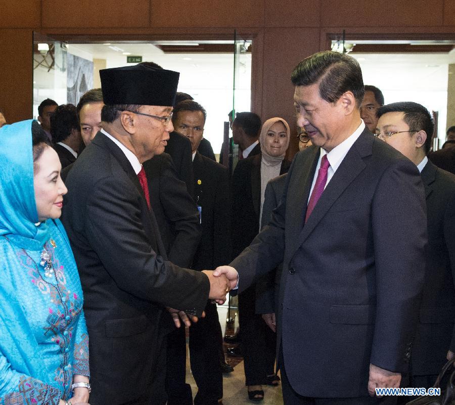 В Джакарте состоялась встреча председателя КНР Си Цзиньпина и председателя Народного консультативного конгресса Индонезии Сидарто Данусуброто