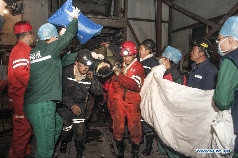 В Северном Китае спасены два шахтера, заблокированные под землей в результате аварии