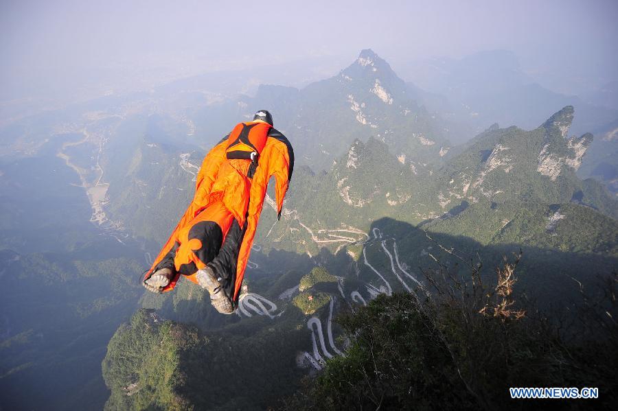 Венгерский спортсмен по прыжкам в вингсьютах найден погибшим в результате падения во время пробного полета в Центральном Китае