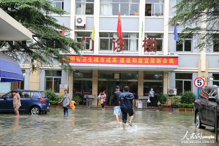 В Юйяо провинции Чжэцзян прошел сильнейший ливень, который привел к затоплению более 70% городских районов (13)