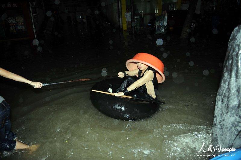 В Юйяо провинции Чжэцзян прошел сильнейший ливень, который привел к затоплению более 70% городских районов (7)