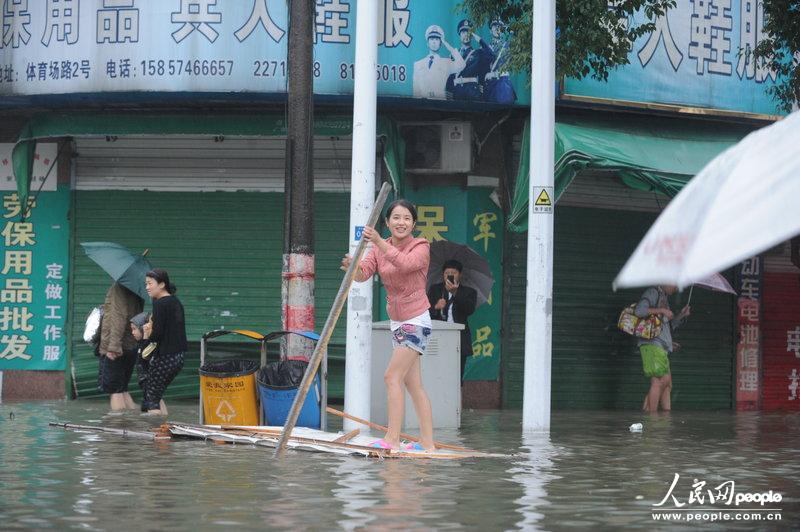 В Юйяо провинции Чжэцзян прошел сильнейший ливень, который привел к затоплению более 70% городских районов (9)