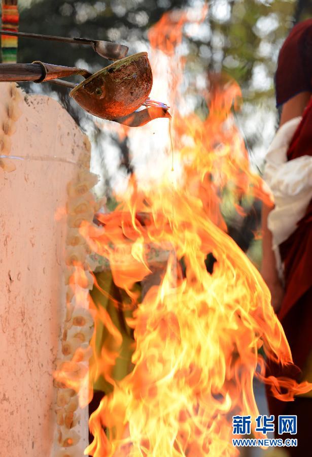 Китайский Панчен-лама провел церемонию огненного жертвоприношения (4)