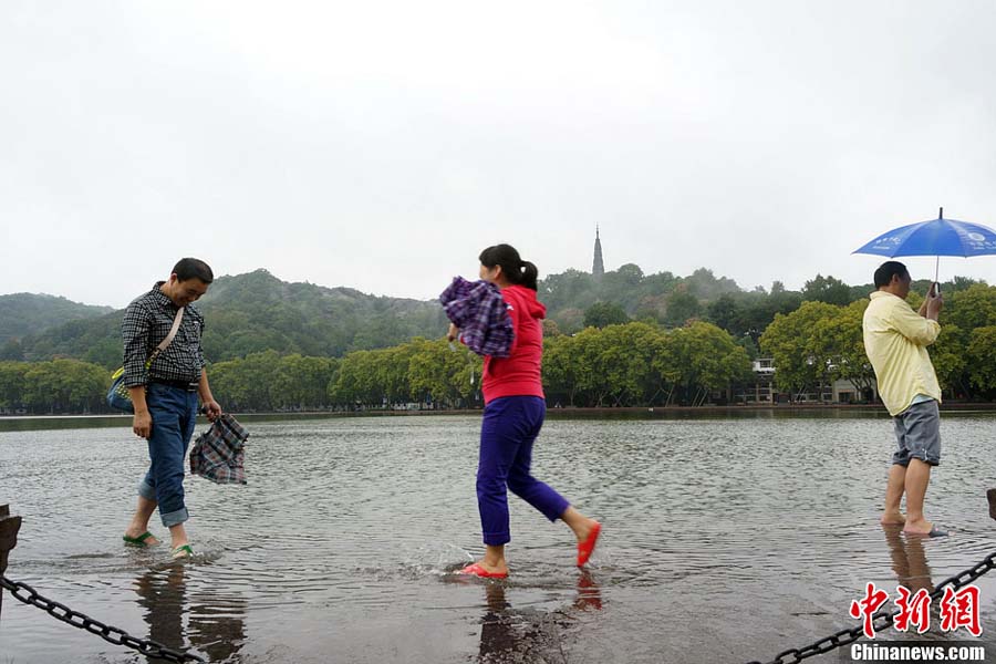 Туристы в г.Ханчжоу увидели «море» из-за ливней