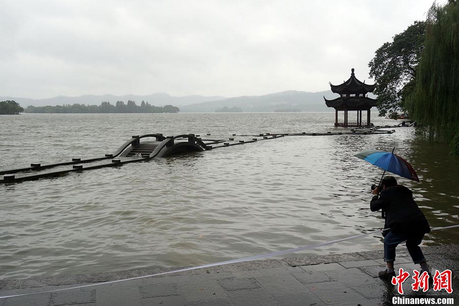 Туристы в г.Ханчжоу увидели «море» из-за ливней (4)
