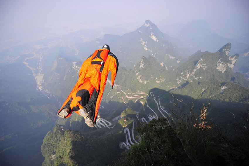 Венгерский воздушный гимнаст погиб во время прыжка со скалы в заповеднике Чжанцзяцзе