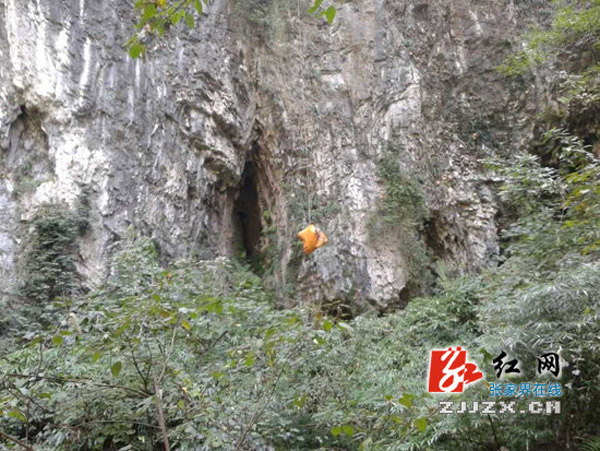 Венгерский воздушный гимнаст погиб во время прыжка со скалы в заповеднике Чжанцзяцзе (9)