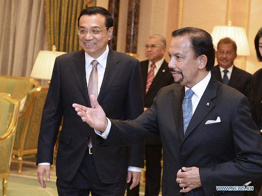 Ли Кэцян встретился с султаном Брунея и членами королевской семьи (2)