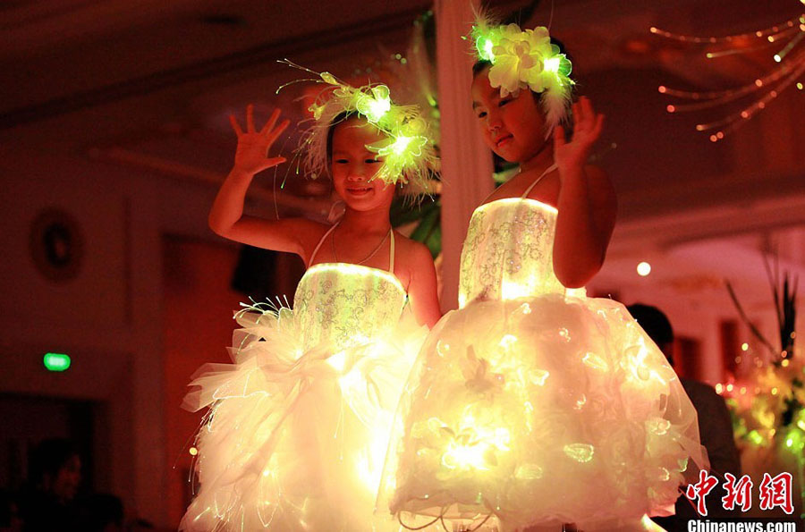 В Сучжоу прошло шоу оптоволоконных свадебных платьев (4)