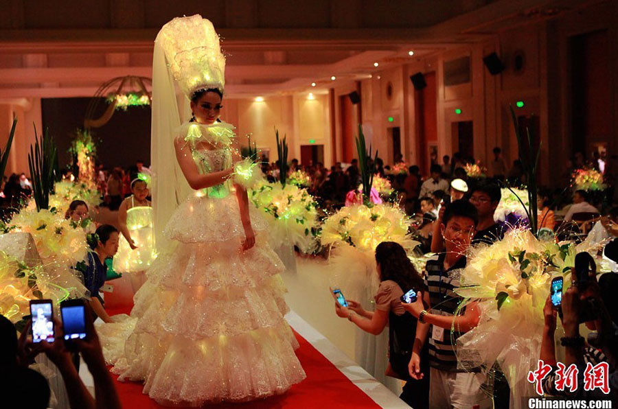 В Сучжоу прошло шоу оптоволоконных свадебных платьев (3)
