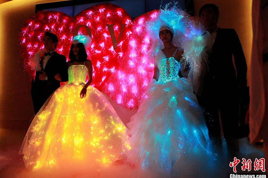 В Сучжоу прошло шоу оптоволоконных свадебных платьев (5)