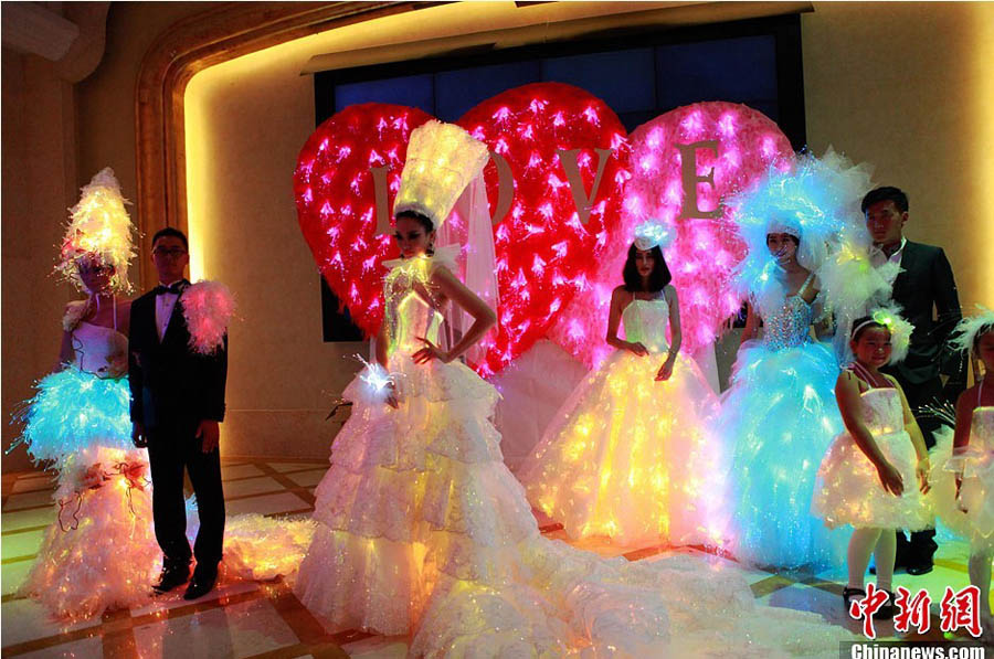 В Сучжоу прошло шоу оптоволоконных свадебных платьев