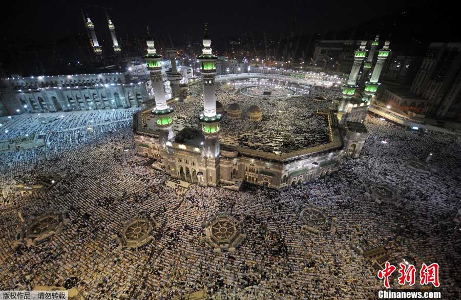 2 млн паломников собрались в Саудовской Аравии для проведения вечерней молитвы (3)