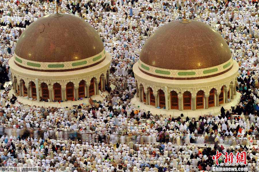 2 млн паломников собрались в Саудовской Аравии для проведения вечерней молитвы