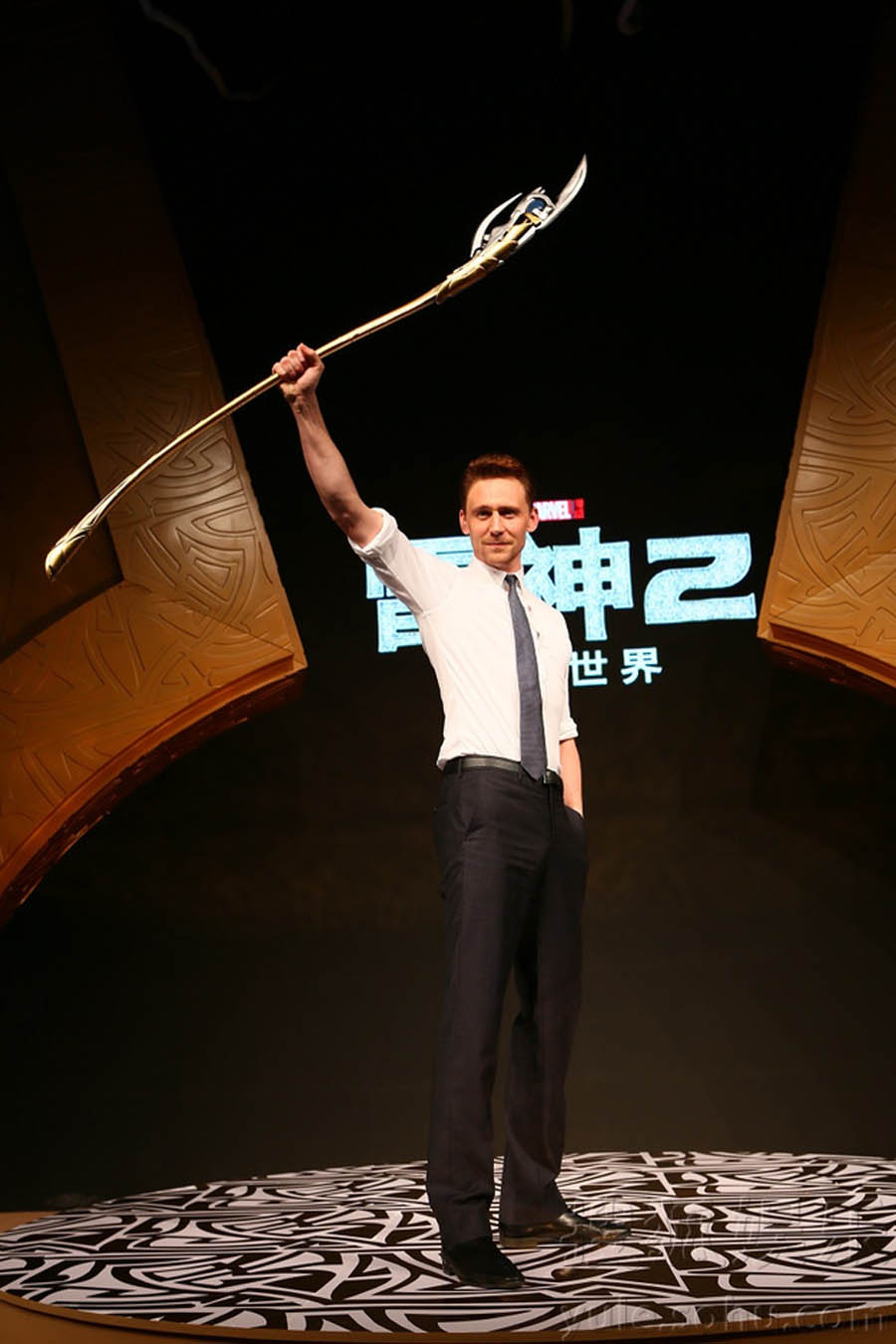 Том Хиддлстон в образе Локи из фильма «Тор 2: Царство тьмы» приехал в Пекин (6)