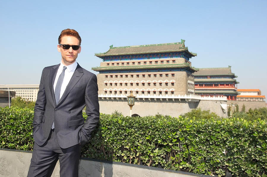 Том Хиддлстон в образе Локи из фильма «Тор 2: Царство тьмы» приехал в Пекин (12)