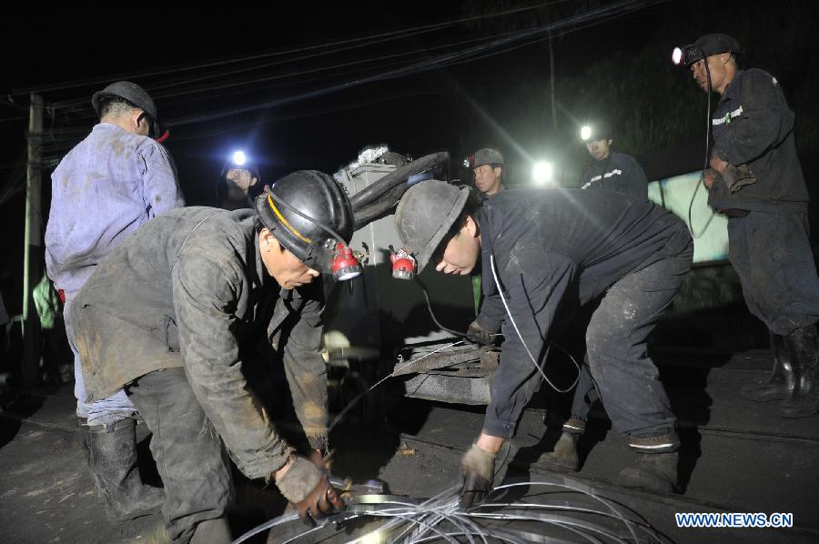 На угольной шахте в Юго-Западном Китае произошел прорыв грунтовых вод, в результате 7 шахтеров оказались заблокированными под землей