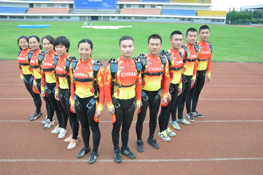 Спортсмены парашютной команды «Баи» НОАК в новых спортивных костюмах впервые появились на Чемпионате мира по прыжкам с парашютом (4)