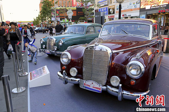40 знаменитых ретро-автомобилей появились на улице Ванфуцзин (2)