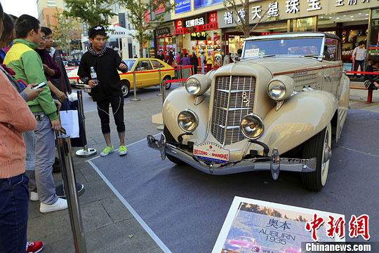40 знаменитых ретро-автомобилей появились на улице Ванфуцзин (3)
