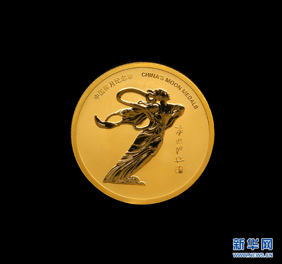 В Китае представлена первая драгоценная статуэтка на тему зондирования Луны (6)